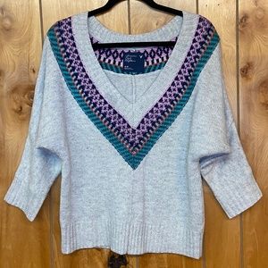 Cream/Grey V-Neck Sweater w/ Print Med